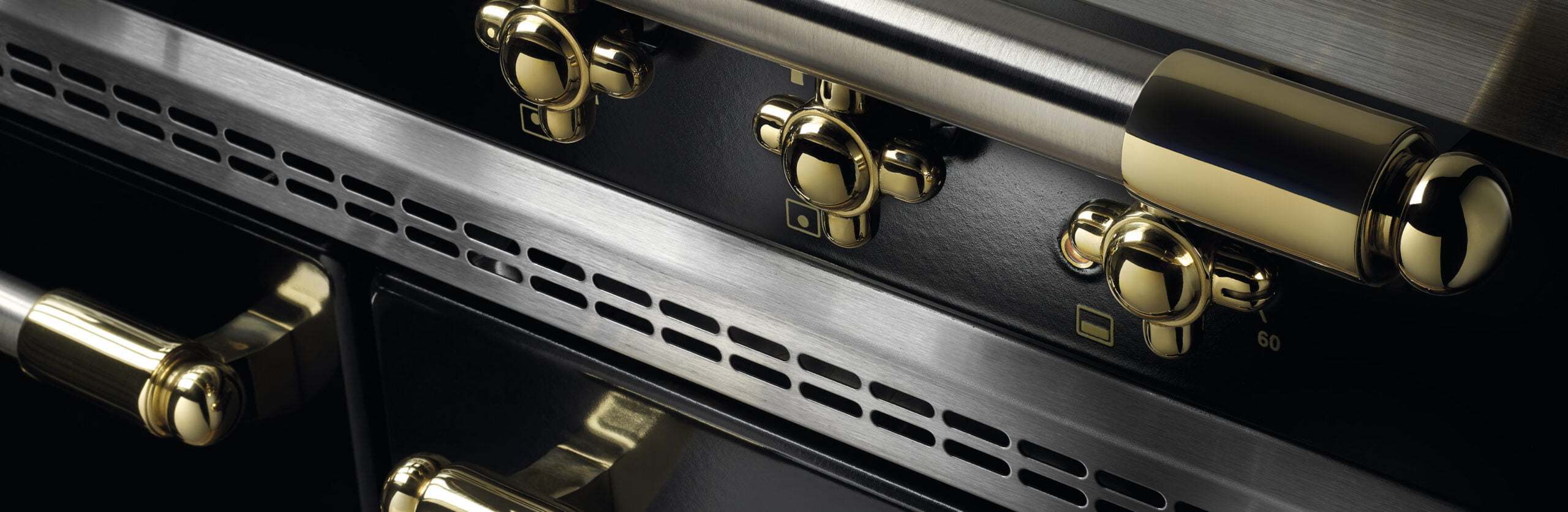 Französische Design-Kochherde im Vintage-Stil für anspruchsvolle Küchen. Wählen Sie zwischen modernster Gas- oder Induktionstechnologie. Einzigartige Emaille-Oberflächen und edle Messingdetails setzen luxuriöse Akzente. Perfekt für Liebhaber zeitlosen Designs und höchster Qualität.