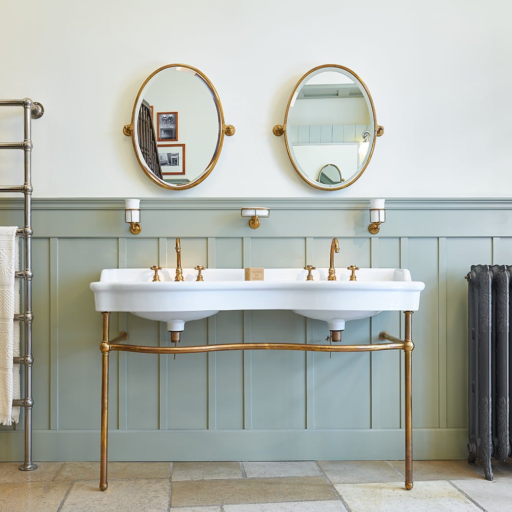 Traditional bathrooms in a timeless Victorian style. Elegant design and high-quality materials. Curved shapes for old and modern detached houses and flats.